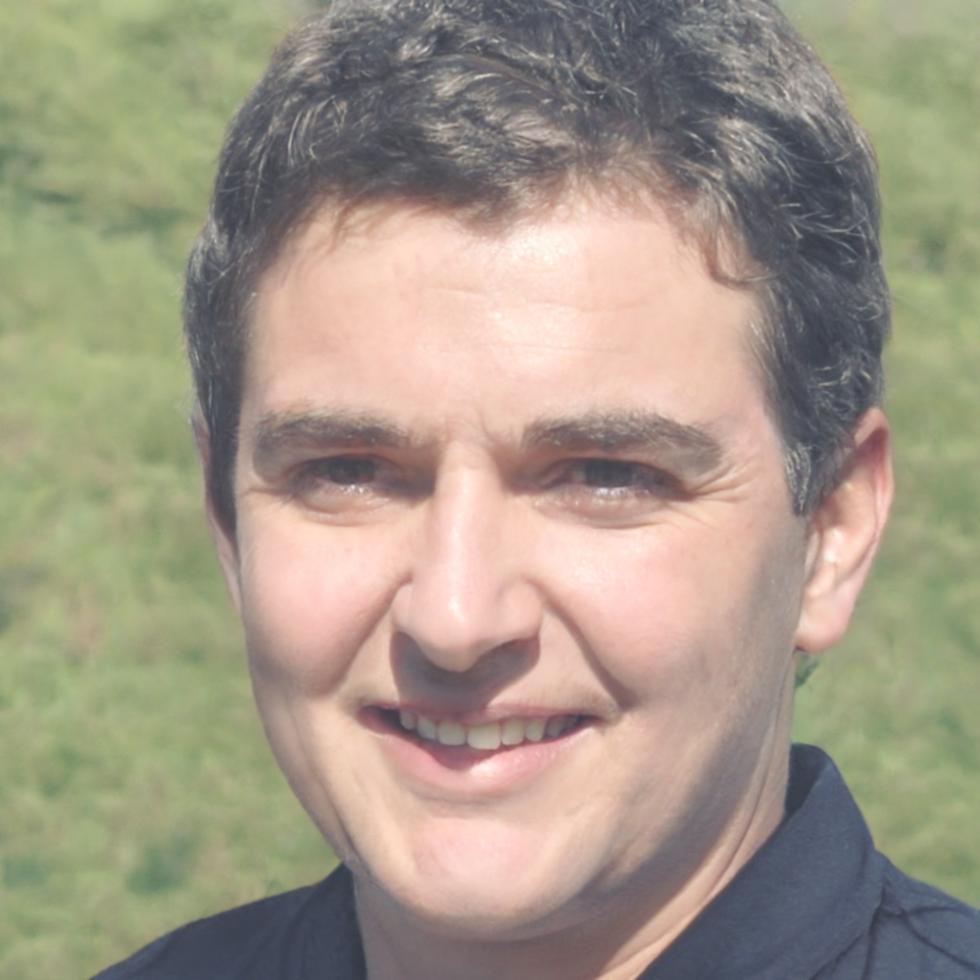 Portrait of senior agile coach Elias Thornfield